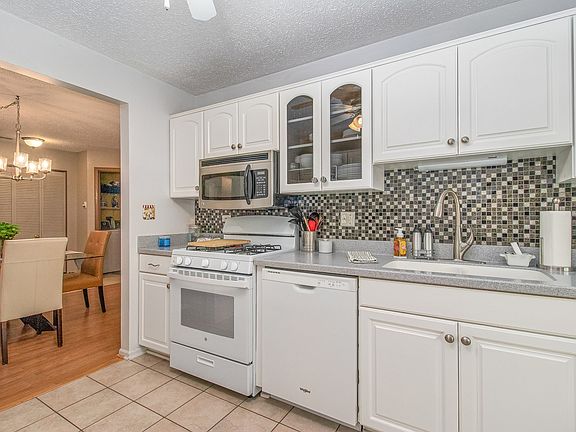 4th image of 220 Stoneybrook Ln #2D