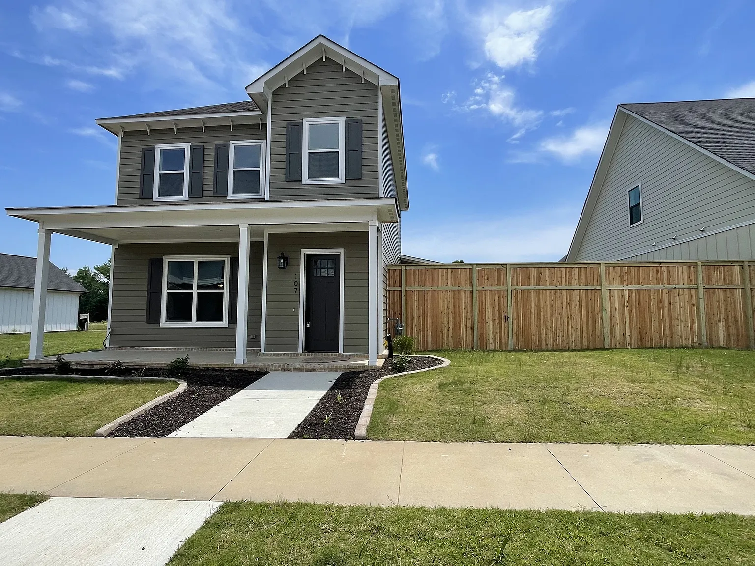 4 bed, 2225 sqft, $2,400 — Photo 1