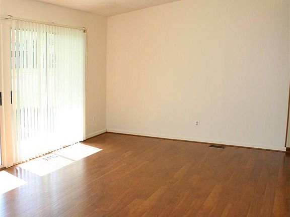 5th image of 43703 Donley Dr