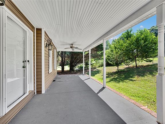 3rd image of 301 Mountain View Ct