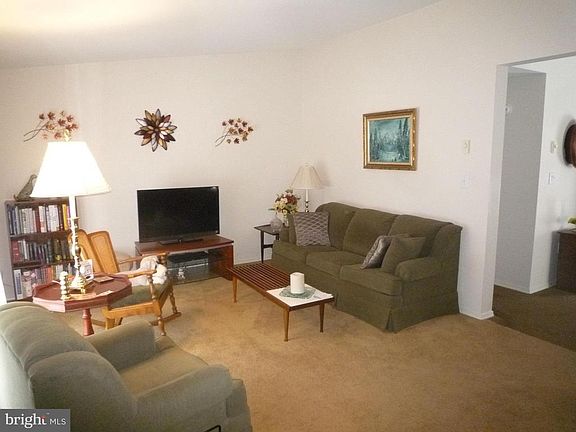 3rd image of 9 Westview Ter