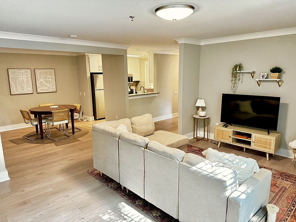 1st image of 2424 Selwyn Ave #11332867