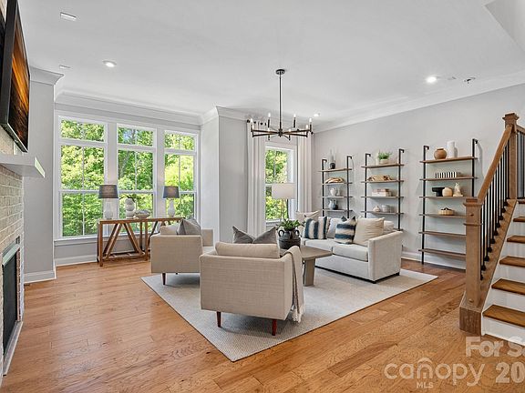 3rd image of 2543 Deacon Ave
