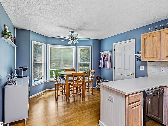 5th image of 10 Hyde Park Ln