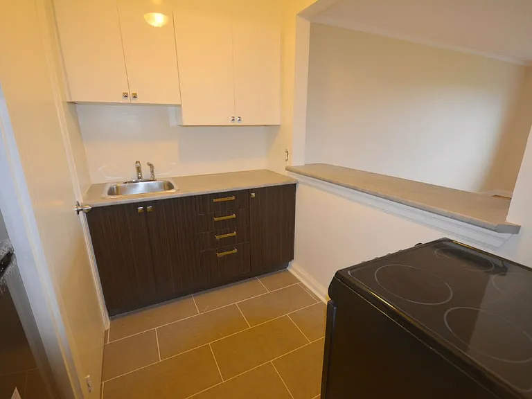 385 Besserer St — Photo 17