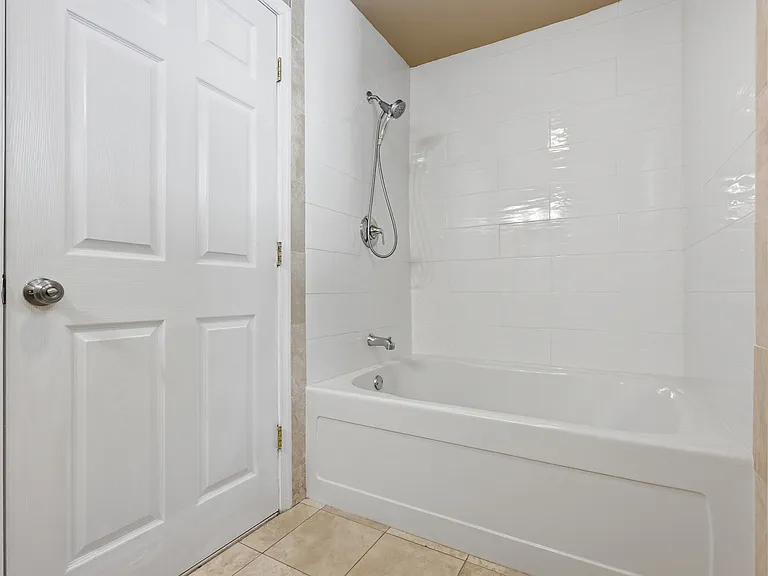 406 W 20th St — Photo 12