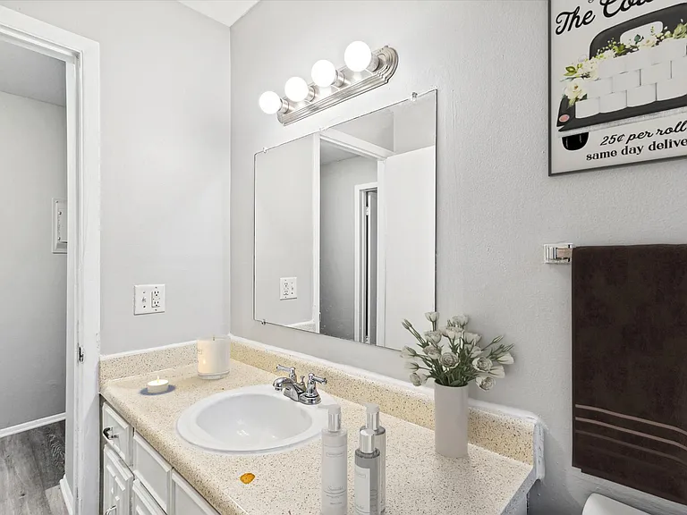 Village Grove Apartments — Photo 18