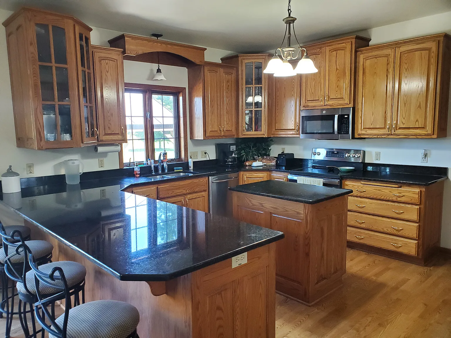 4 bed, 2.5 bath, 3300 sqft, $5,496 — Photo 2