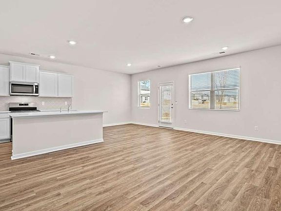3rd image of 104 Oakchase Park Ln