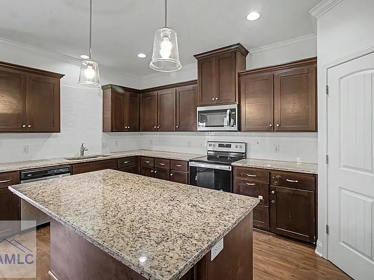 390 Fairview Cir — Photo 6