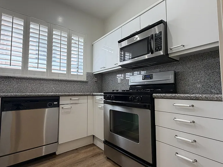 Lindbrook Manor Apartments — Photo 124