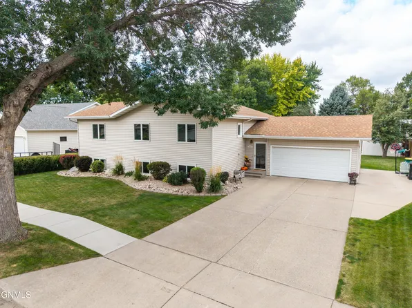 1524 Omaha Dr, Bismarck, ND 58504