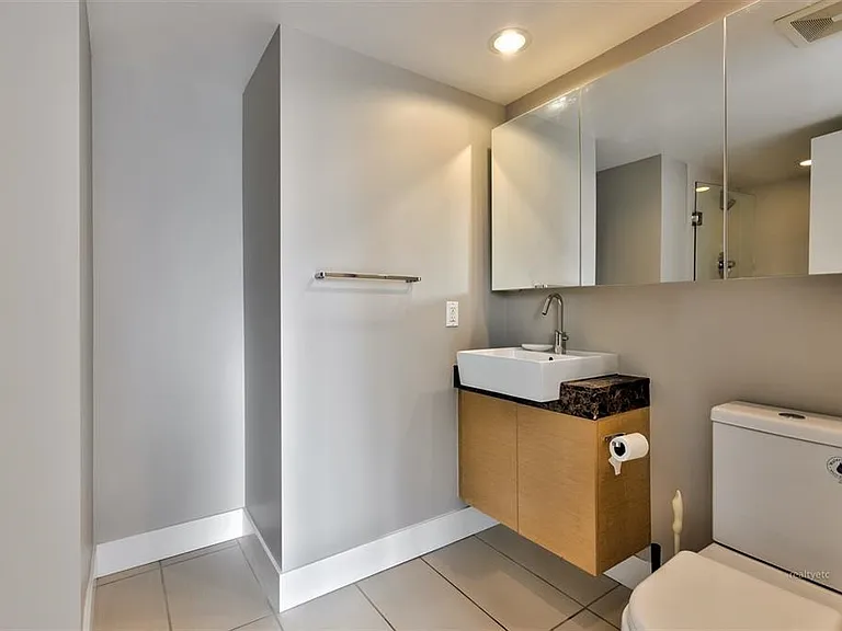 565 Smithe St #100X — Photo 12