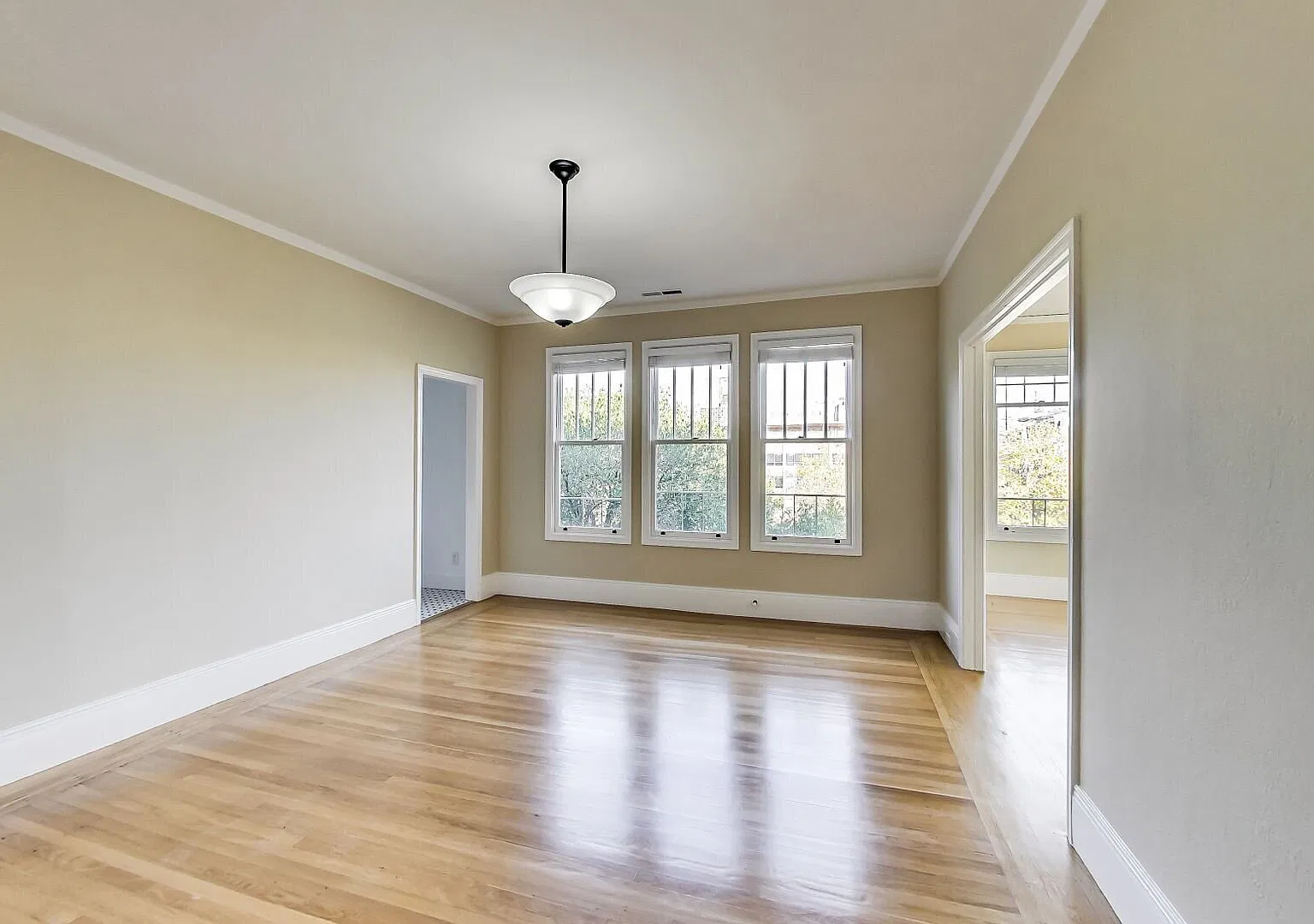 Stunning Remodeled Top Floor Unit with Views of Lake Merritt! — Photo 4