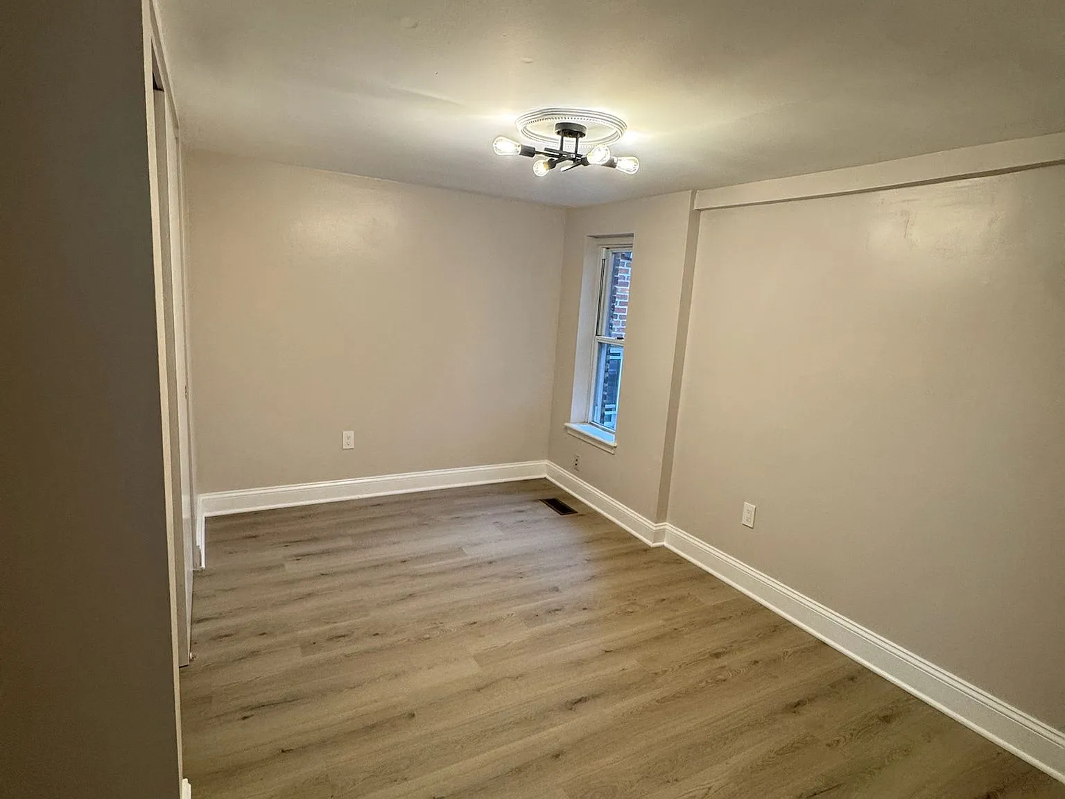 1317 Hollins St — Photo 3
