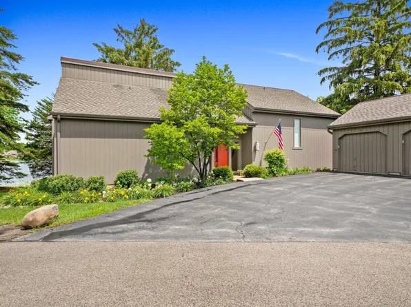 330 Island View Ln APT A, Lake Barrington, IL 60010