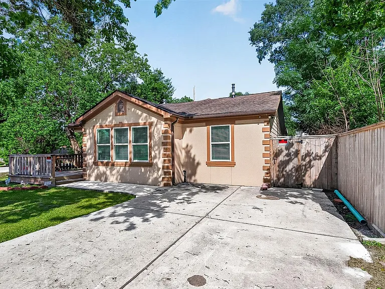7030 Sidney St — Photo 3