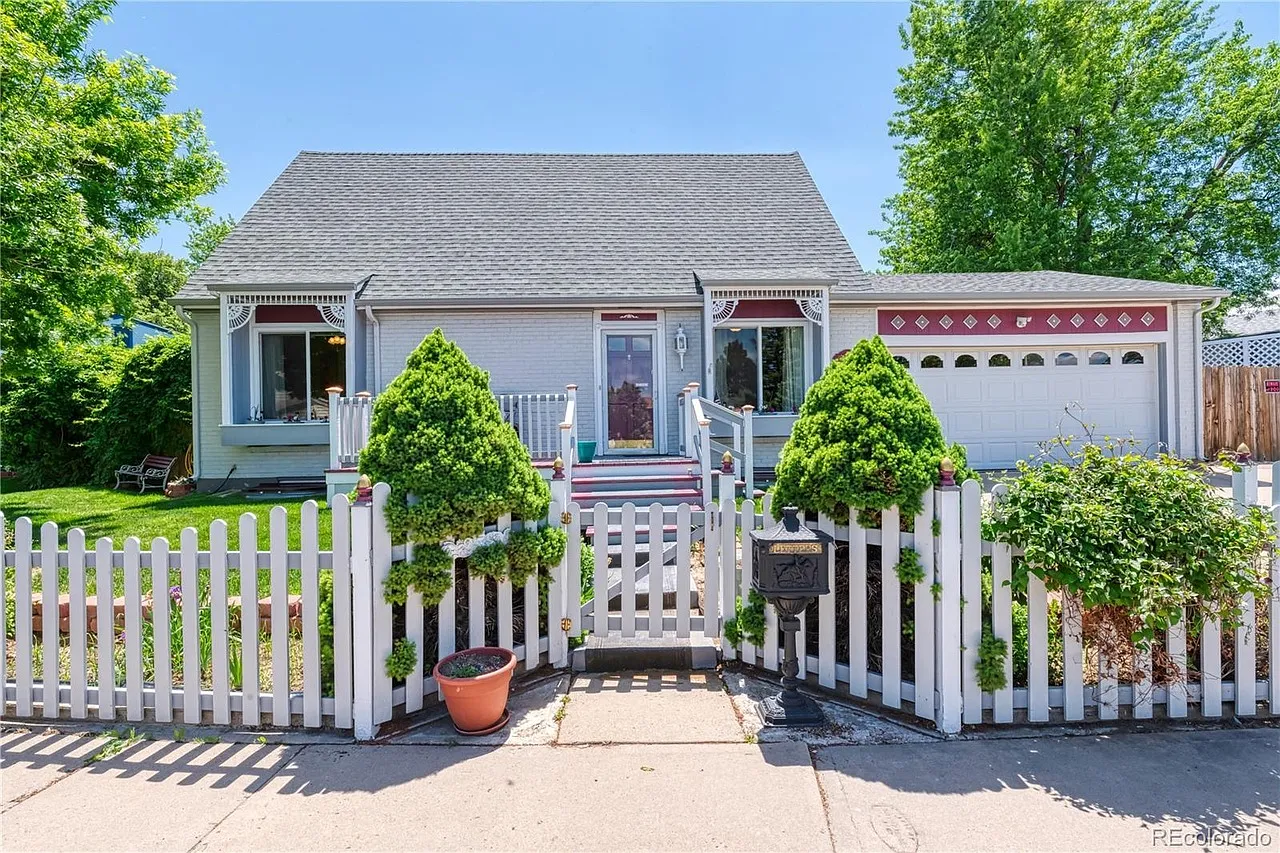 4 bed, 2500 sqft, $850 — Photo 1