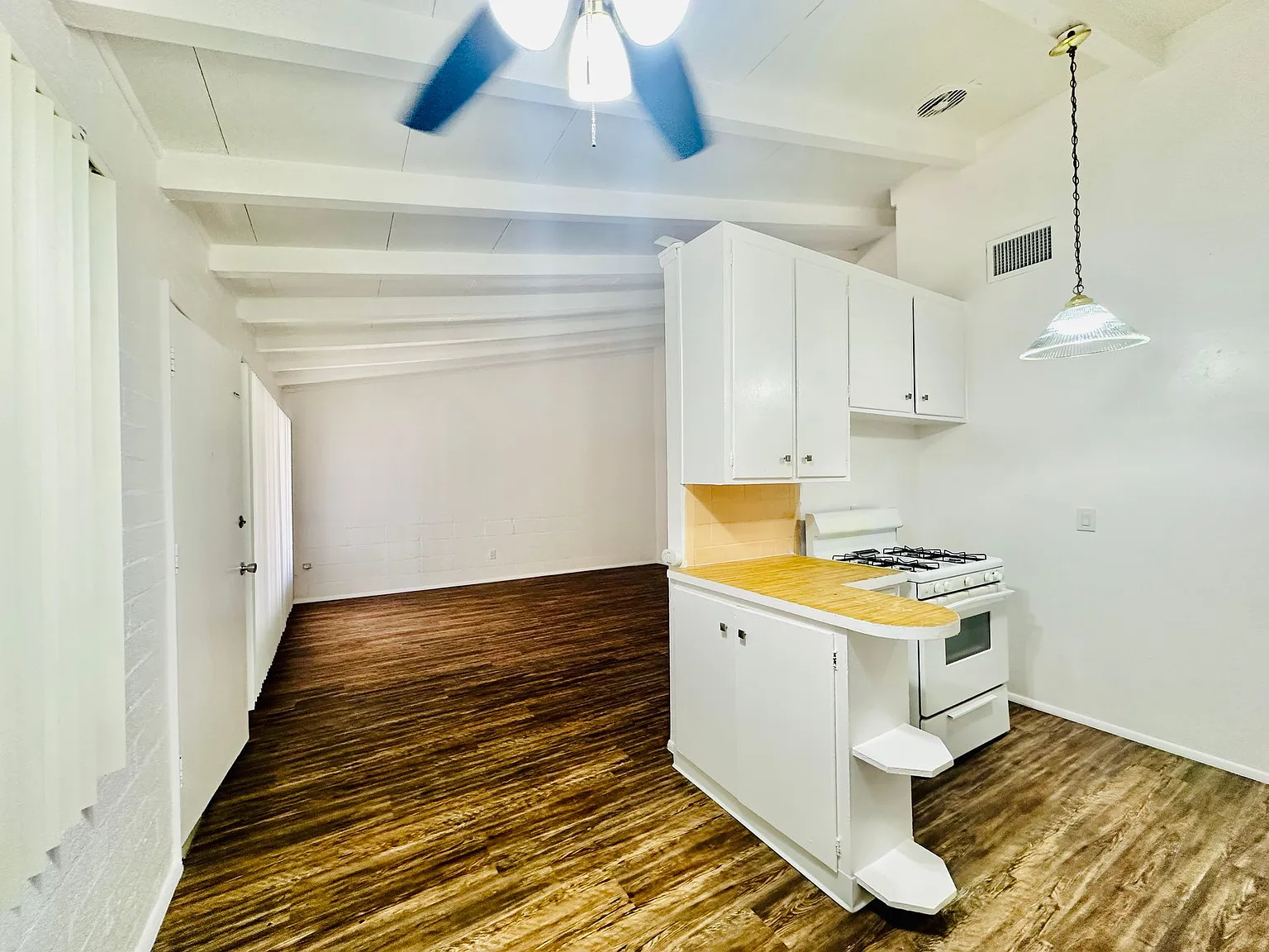Swan Court Apartments - 1 and 2 Bedroom Homes! — Photo 1