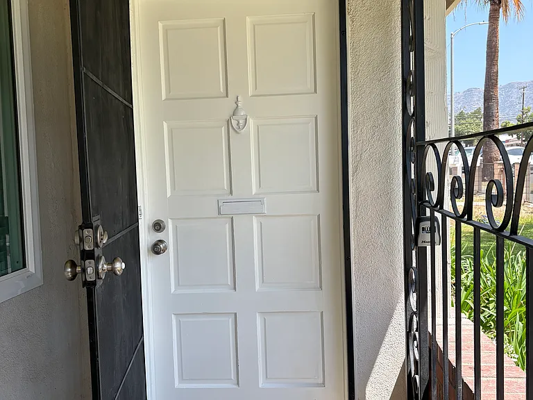 527 N Alameda Ave — Photo 2