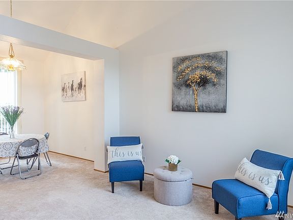 Open layout invite you with the living room and formal dinning. 