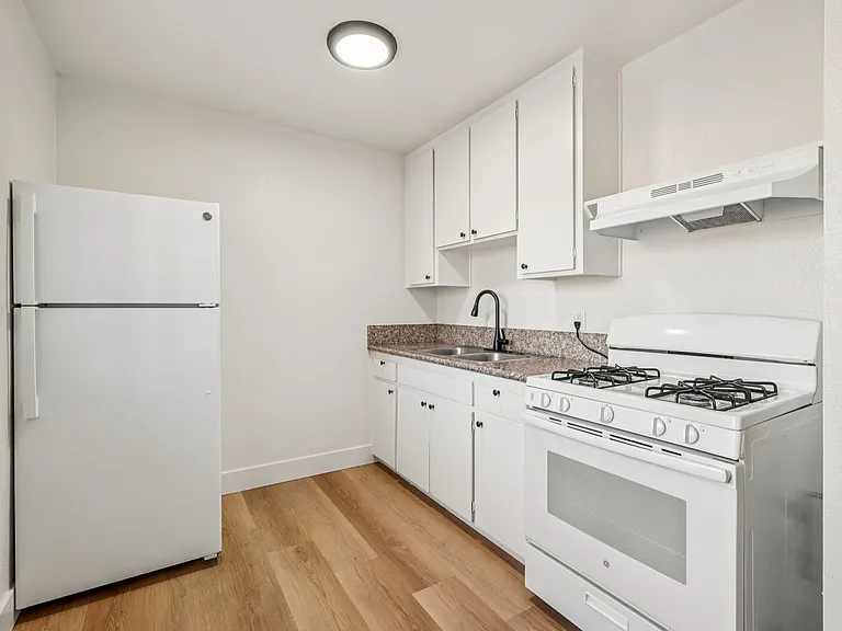 Bella Vista Apartments — Photo 18