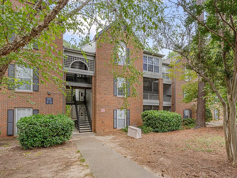 Southpoint Estate Apartments — Photo 10