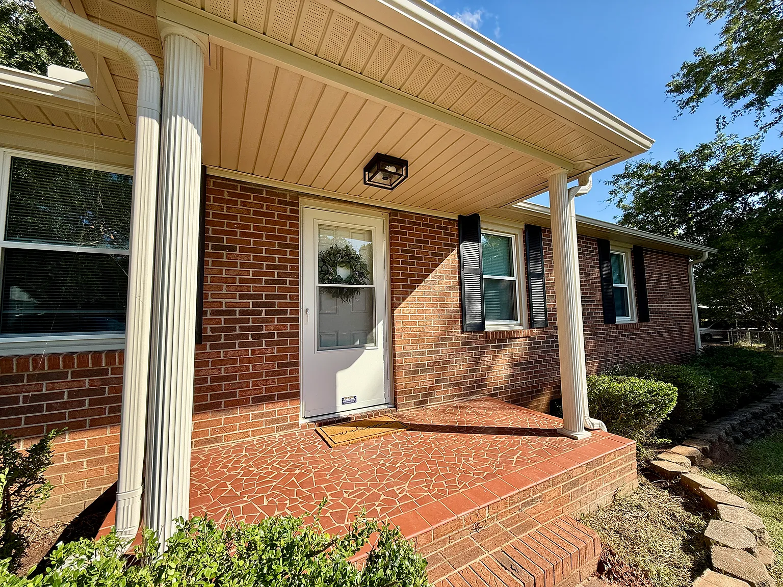 3 bed, 1.5 bath, 1325 sqft, $1,950 — Photo 4
