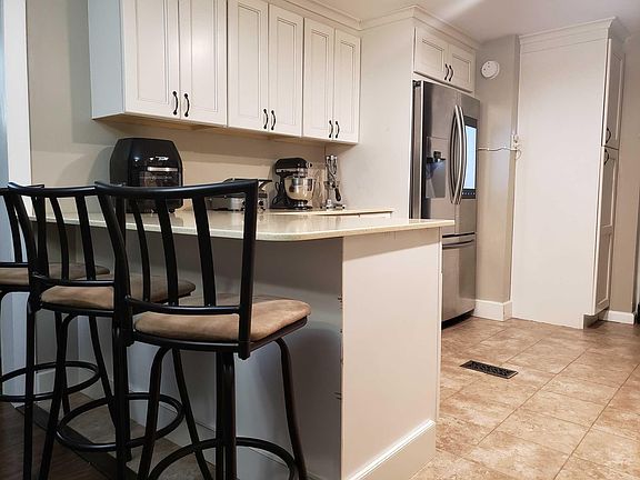 3rd image of 413 COLOGNE Avenue