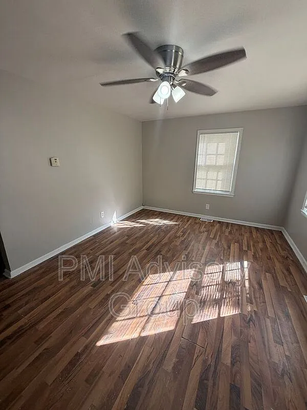 2 bed, 1.0 bath, 816 sqft, $975 — Photo 2
