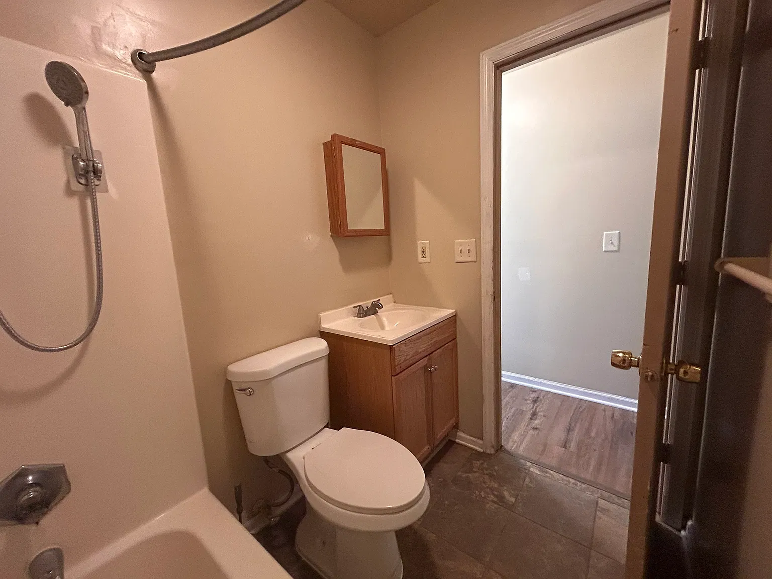 3 bed, 875 sqft, $1,225 — Photo 4