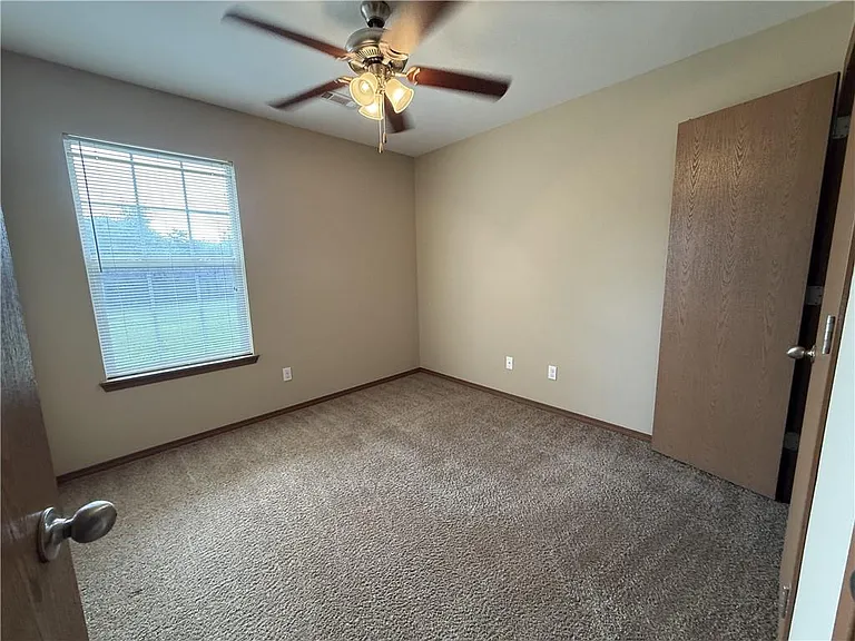 213 Foxglove St — Photo 7