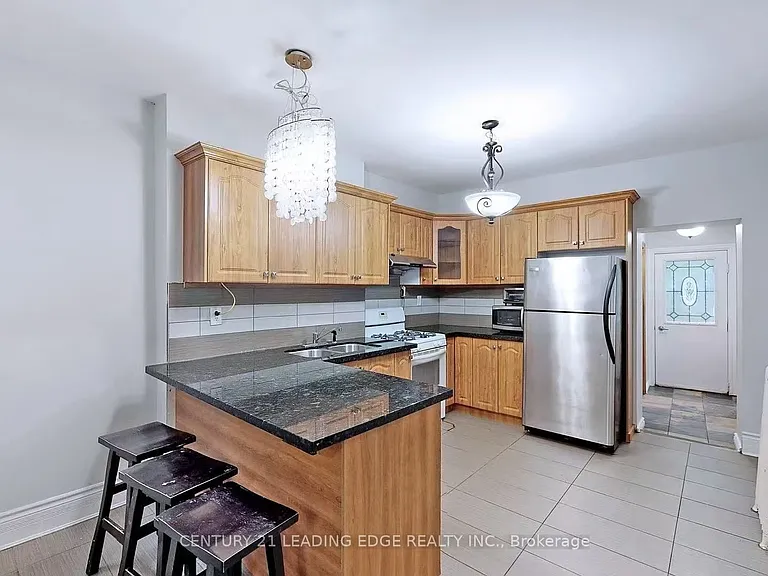 233 Borden St #MAIN LEVEL — Photo 2