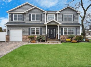 157 Walnut St, Massapequa Park, NY 11762