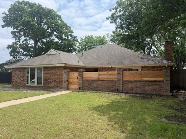 2109 Oakmeadow St, Bedford, TX 76021
