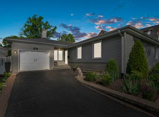 110 Tuttle Ave, Clarendon Hills, IL 60514