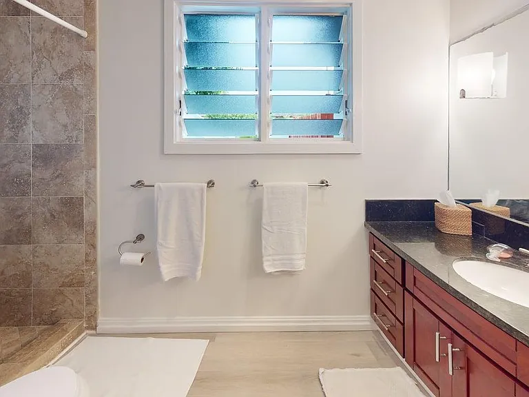 lower bedroom full bath