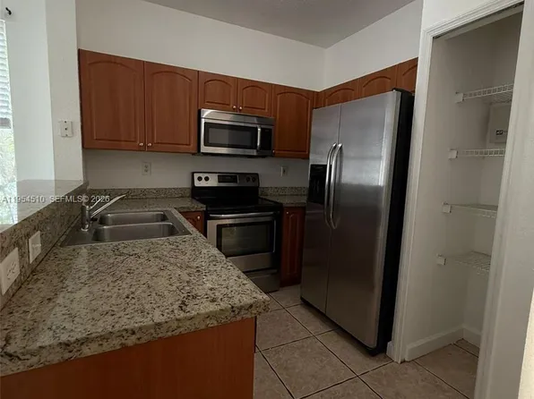 17640 NW 73rd Ave APT 200-19, Hialeah, FL 33015