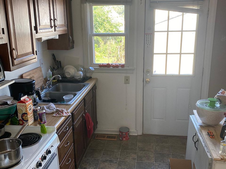 1st image of 615 Penguin St