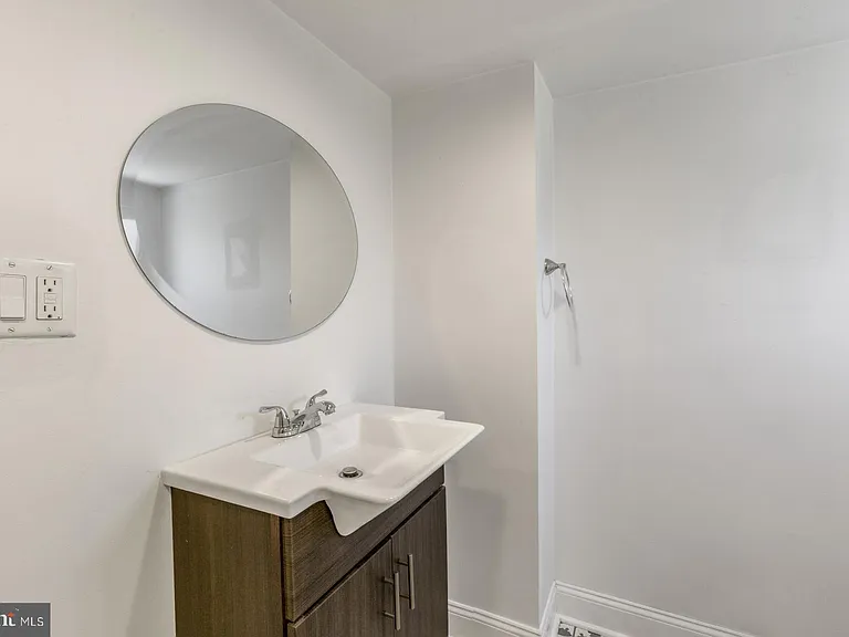 2564 Collins St — Photo 21