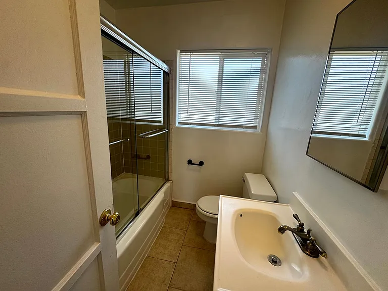 1935 Cloverfield Blvd — Photo 34