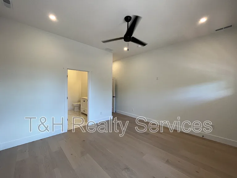 930 Woodlawn Ave — Photo 11