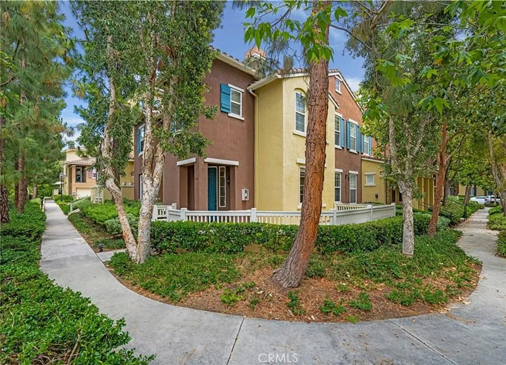 3 bed, 2.5 bath, 1627 sqft, $4,650 — Photo 2
