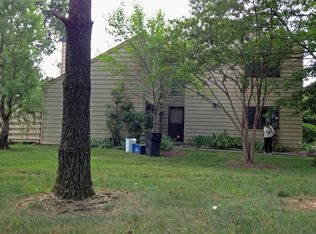 851 Dogwood Ct, Herndon, VA 20170