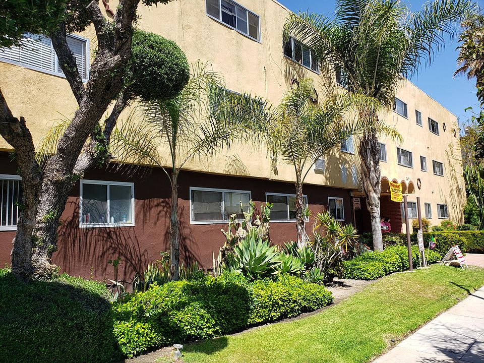 1st image of 13141 Oxnard St #12