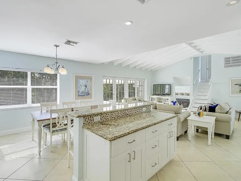 1310 Manor Dr — Photo 8