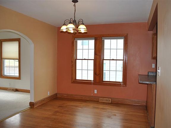 4th image of 104 Greenup St