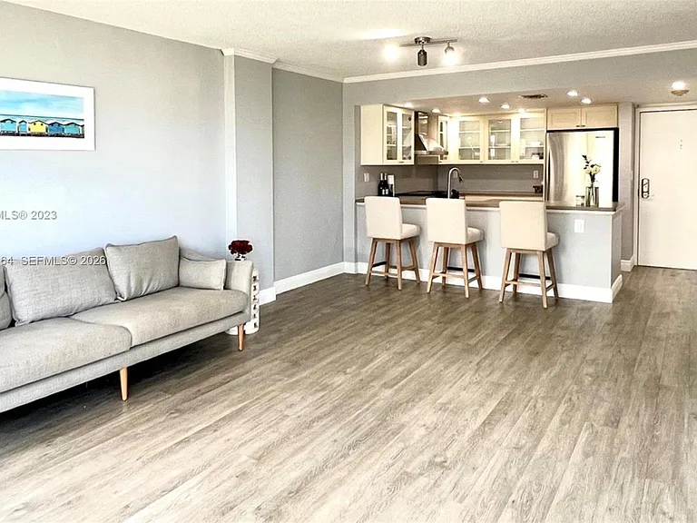 600 NE 36th St #211 — Photo 4