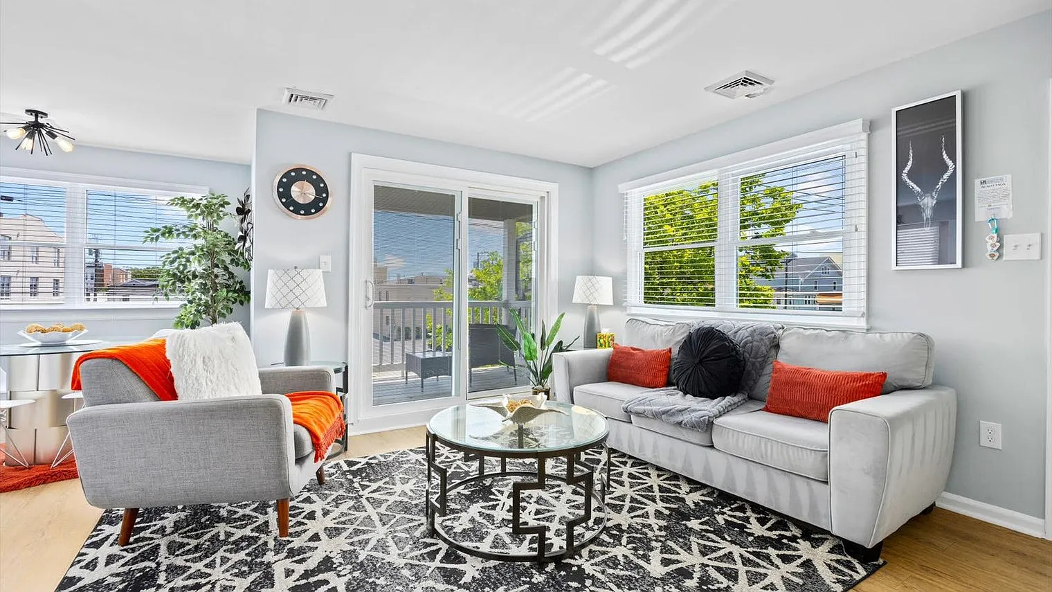 2 bed, 1.0 bath, 699 sqft, $5,151 — Photo 1