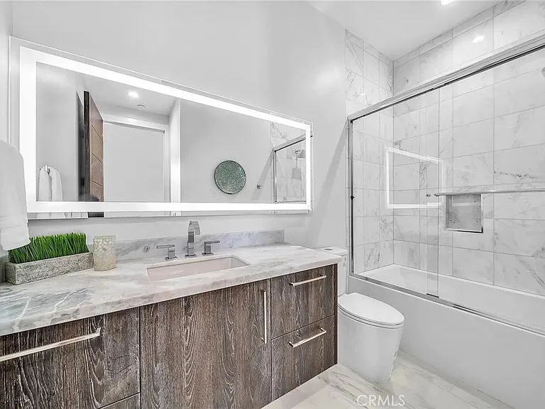 242 S Broadway — Photo 9